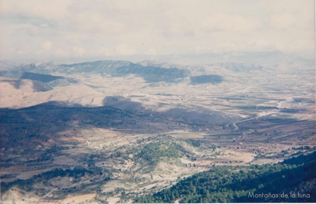 Valle de La Romana con la Romana de Tarafa en el centro, la Rambla de Fonda abajo, a la izquierda la Sierra de Peña Zafra y al fondo derecha la Sierra del Cid